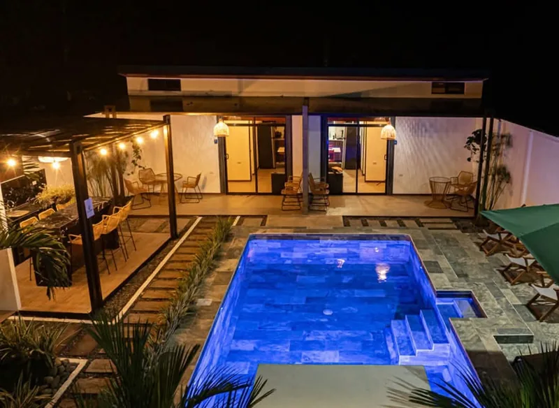 04-piscina-noche-sm