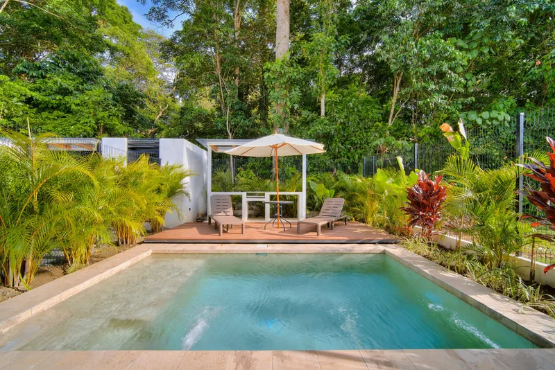 06-piscina-jardin-sm